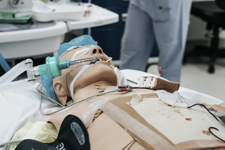 Mannequin de simulation haute fidélité intubé, en salle technique.